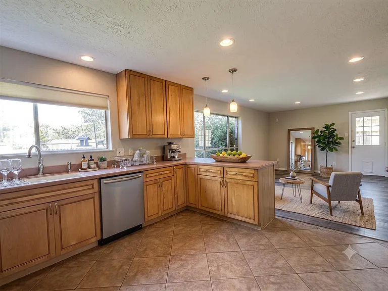 302 Morningside Dr — Photo 7