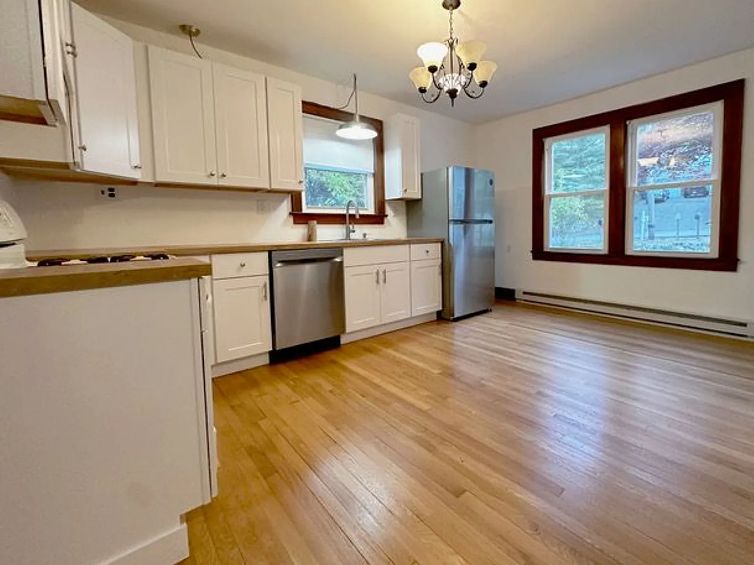 3 bed, 1.5 bath, 2024 sqft, $3,800 — Photo 2