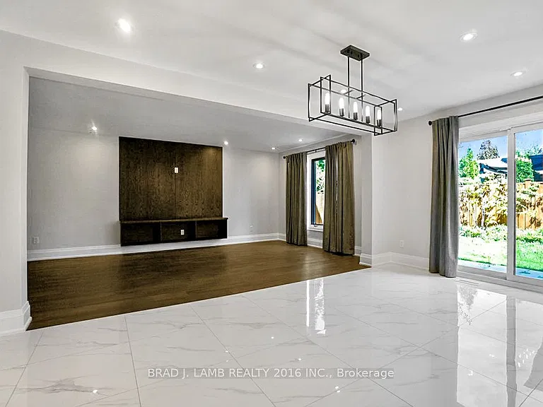 62 Royal Garden Blvd — Photo 7