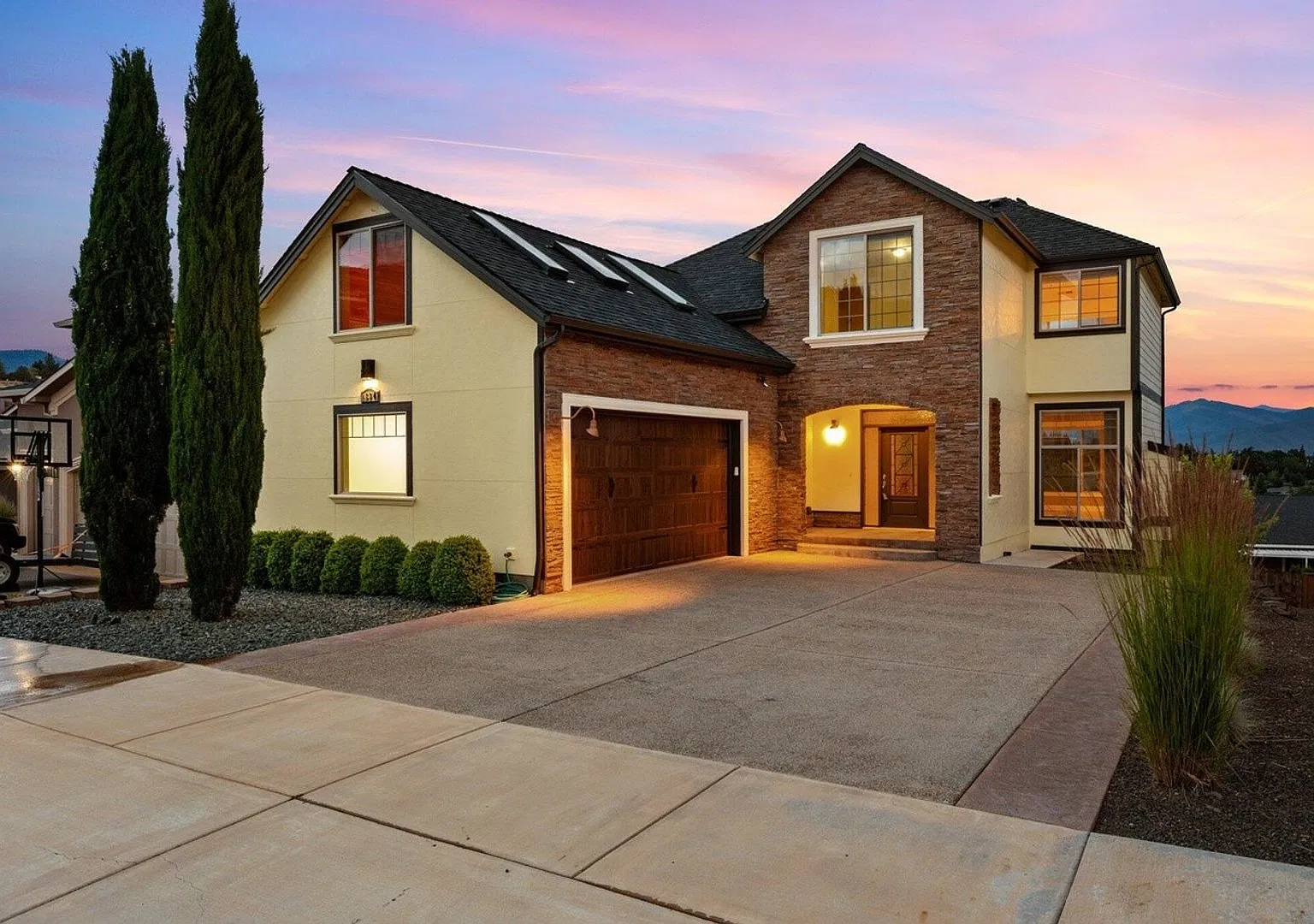 Luxury East Medford Home with 4 Bedrooms, 2 Bonus Rooms & Dual Living Areas — Photo 2