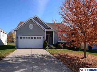 2105 Lakewood Dr, Papillion, NE 68046