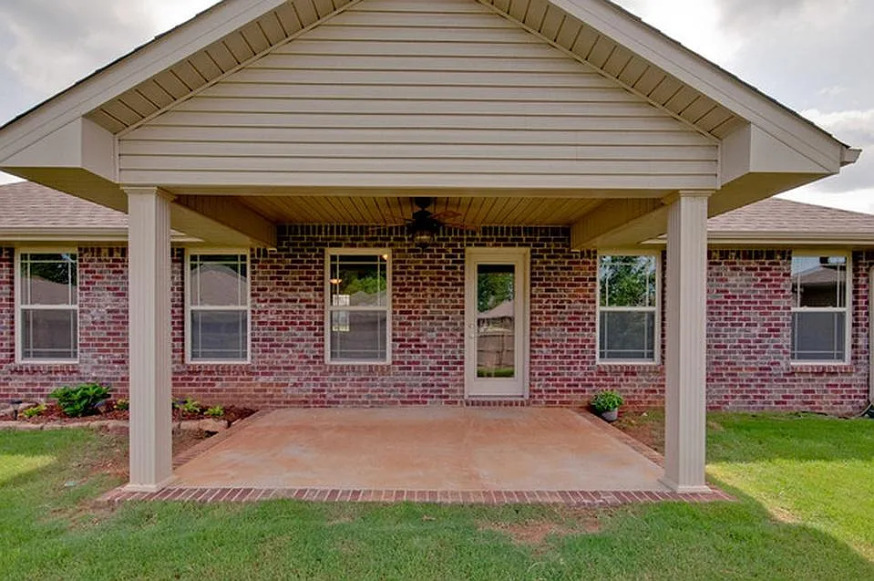 207 Healey Drive — Photo 4