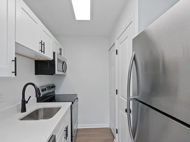 Experience culinary elegance in this sleek, modern kitchen with high-end finishes. Experience culinary elegance in this sleek, modern kitchen with high-end finishes.