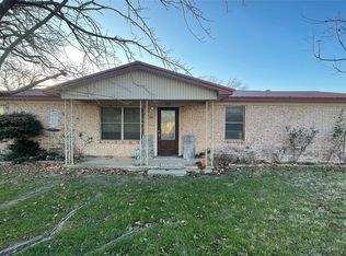 909 Fannin St, Nocona, TX 76255