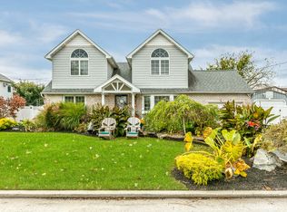 392 West Dr, Copiague, NY 11726