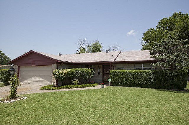 Beautiful home on corner lot in cul-de-sac