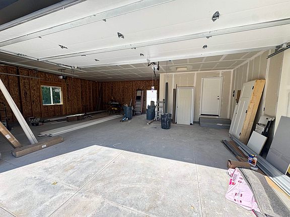 3rd image of 392 E Oak St