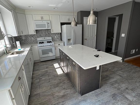 3rd image of 100 Lincoln Ave E