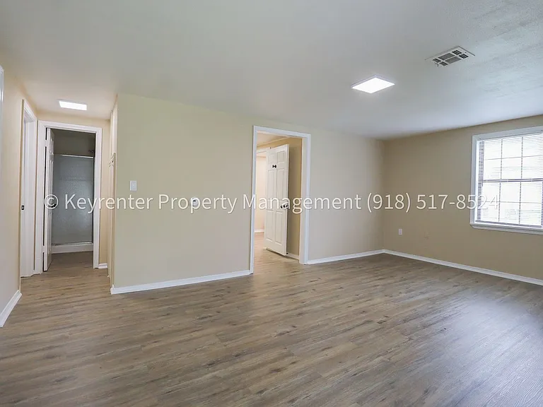 504 W Chestnut St — Photo 6
