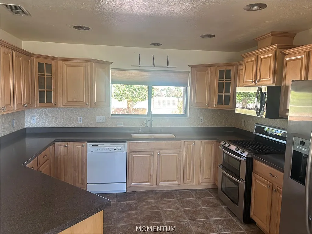 3 bed, 2.0 bath, 1511 sqft, $1,850 — Photo 3
