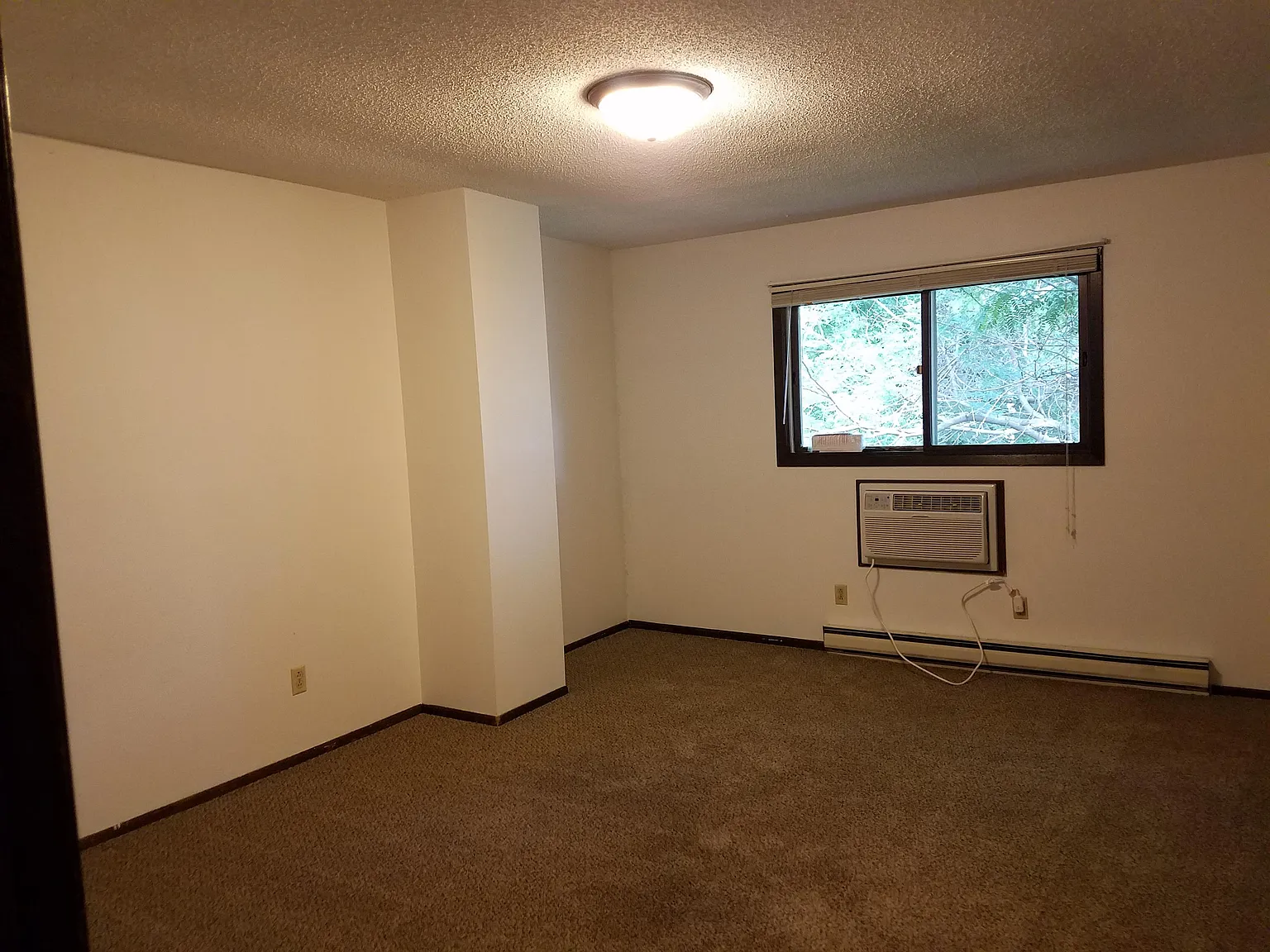 340 W Elm St - 2 — Photo 4