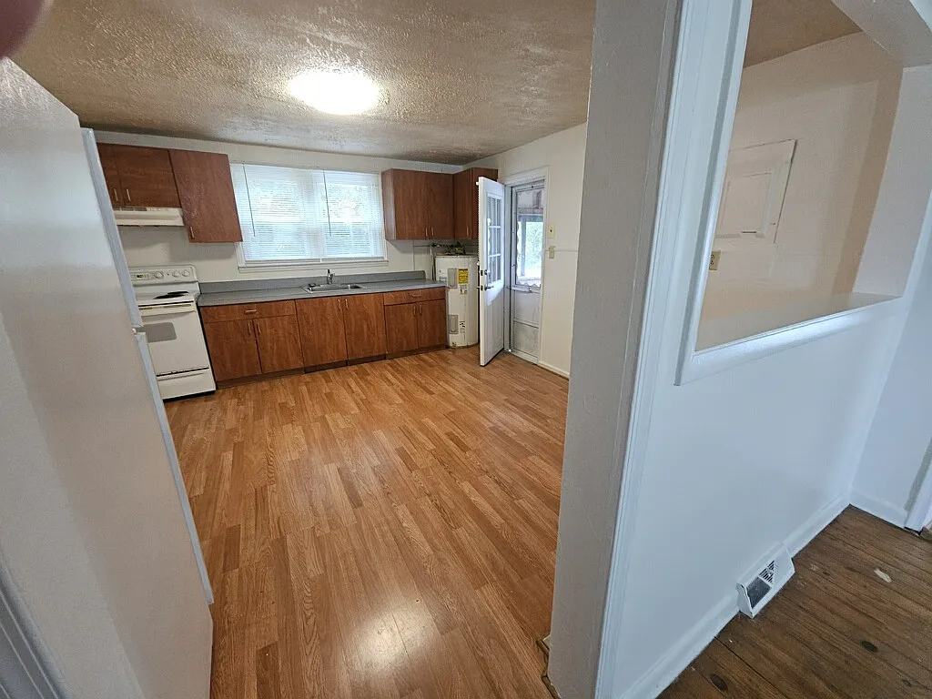 2 bed, 1200 sqft, $1,600 — Photo 3