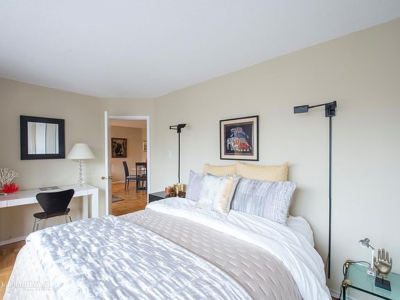 4th image of 2039 Broadway #17A