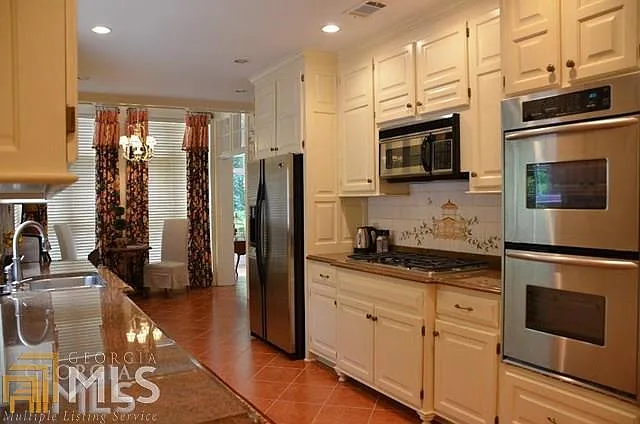 105 Saint Andrews Sq — Photo 5