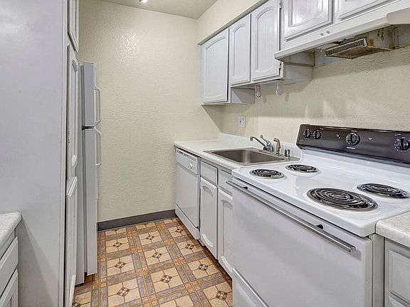 Continental Apartments - Kitchen