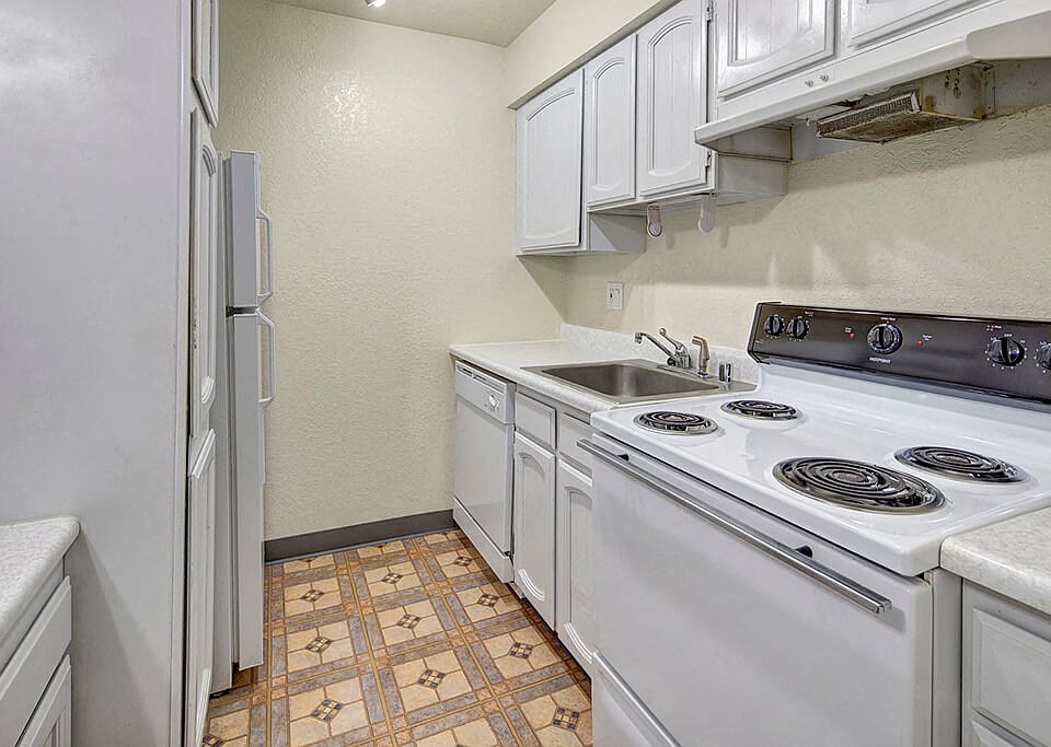 Continental Apartments - Kitchen