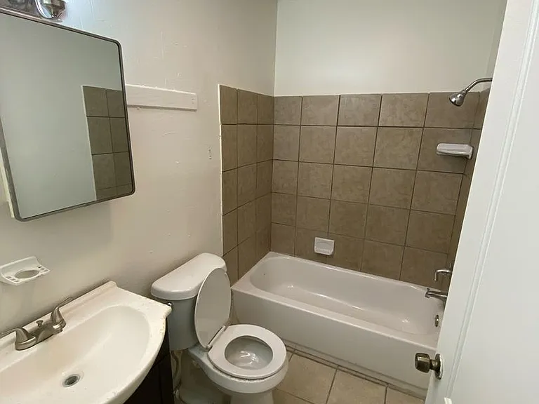 2201 & 2203 Gilbert St — Photo 7