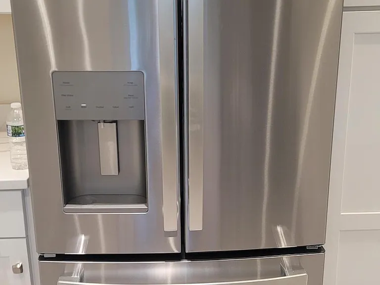 French Door Refrigerator with water/ice thru the door
