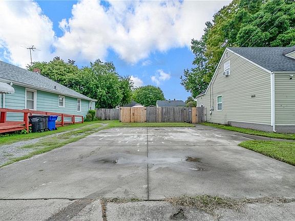 2nd image of 2001 Des Moines Avenue
