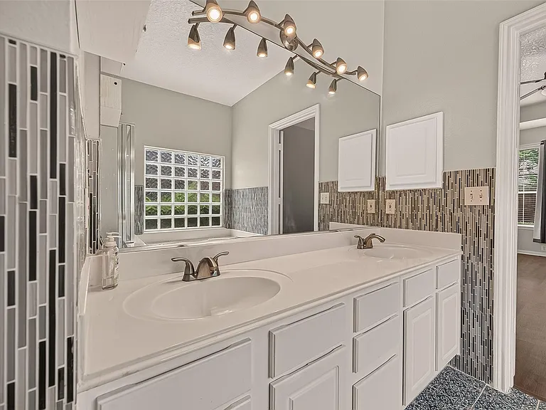 11218 Timbertree Ln — Photo 43
