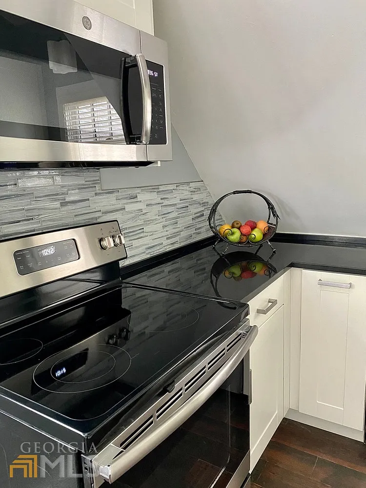 2 bed, 1000 sqft, $2,200 — Photo 3