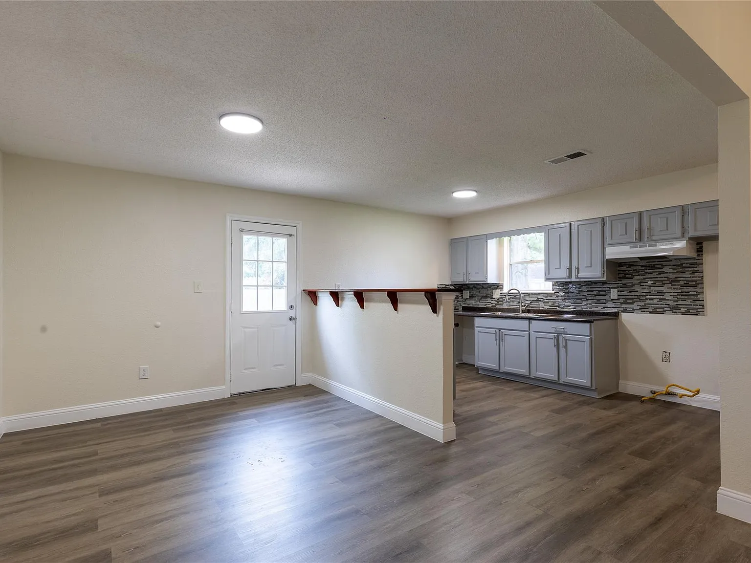 3 bed, 1.0 bath, 1160 sqft, $1,750 — Photo 4