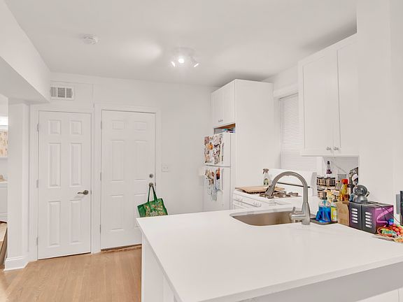 4th image of 2642 N Marshfield Ave