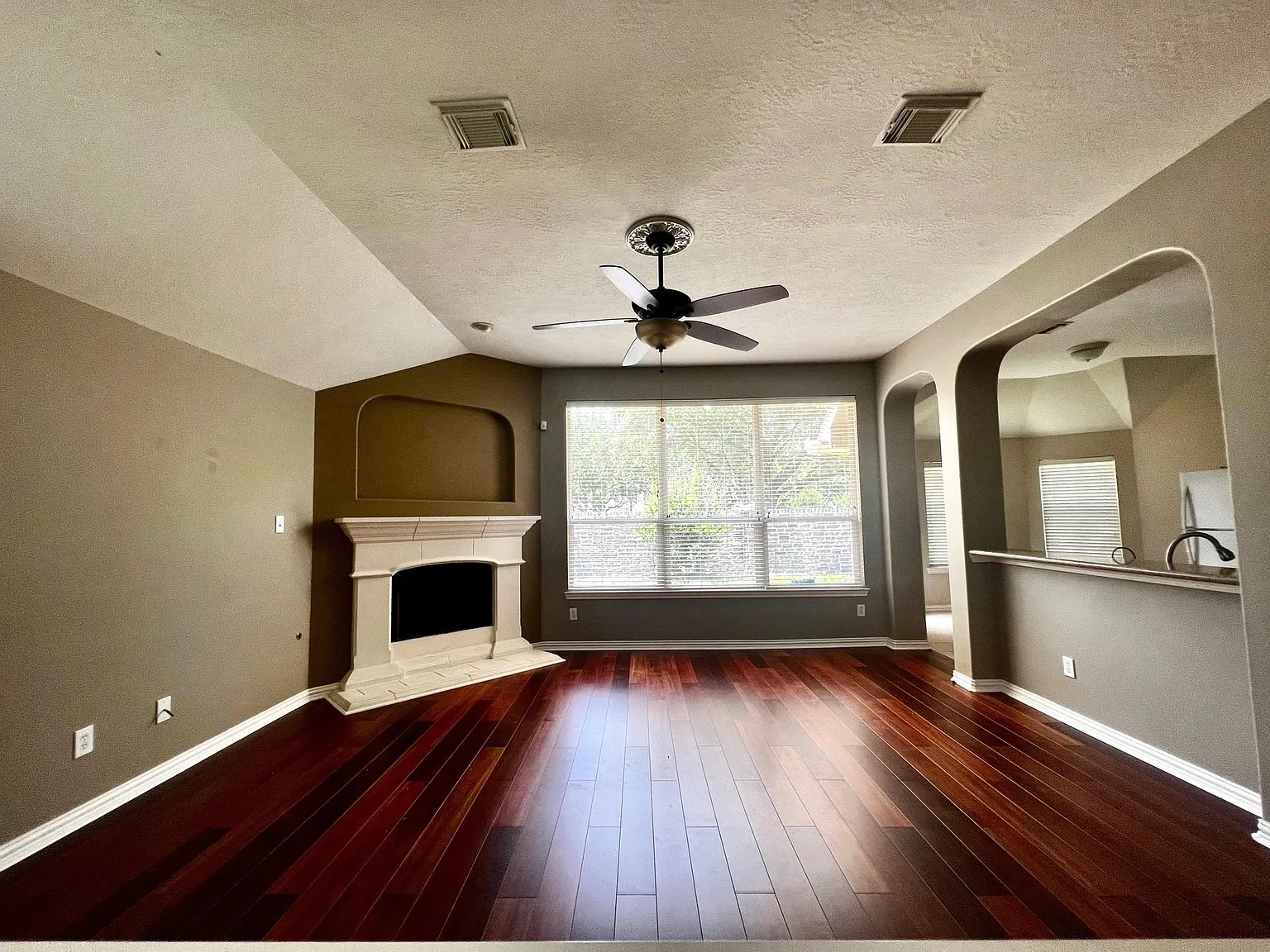 3 bed, 2.0 bath, 1908 sqft, $2,325 — Photo 4