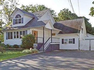 240 Maple St, Islip, NY 11751