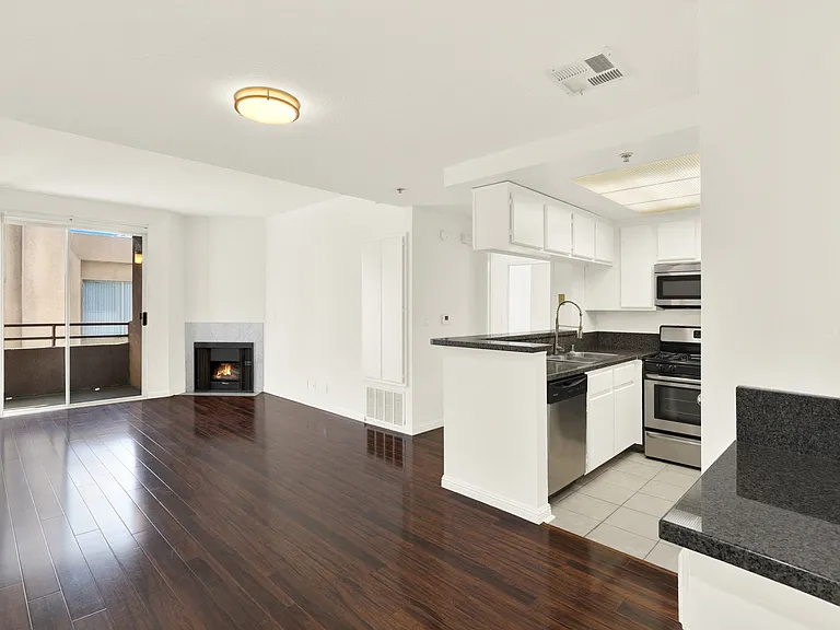 Peach Tree Court Apartments — Photo 19
