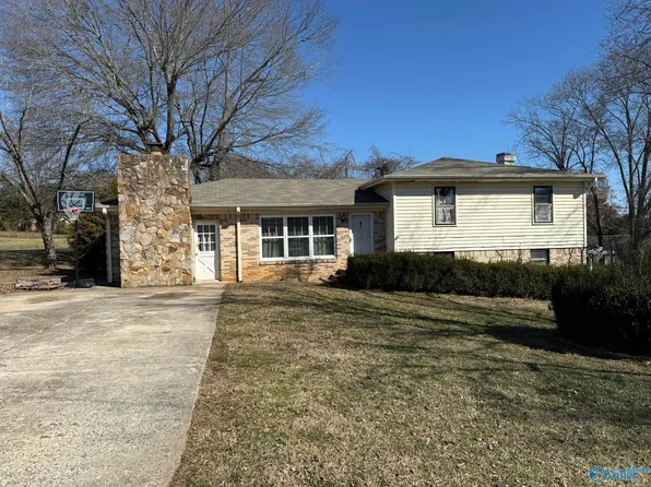 2300 Meadow Wood Cir, Guntersville, AL 35976
