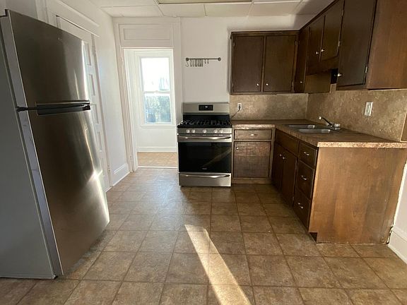 Large sunny eat-in kitchen (and an additional flex room could be used as a separate dining room as well)