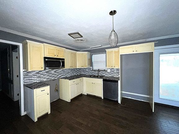 4th image of 645 Camelia Dr