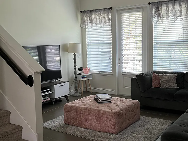 525 Lanark Ct — Photo 3