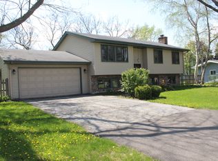 520 N Beck Rd, Lindenhurst, IL 60046