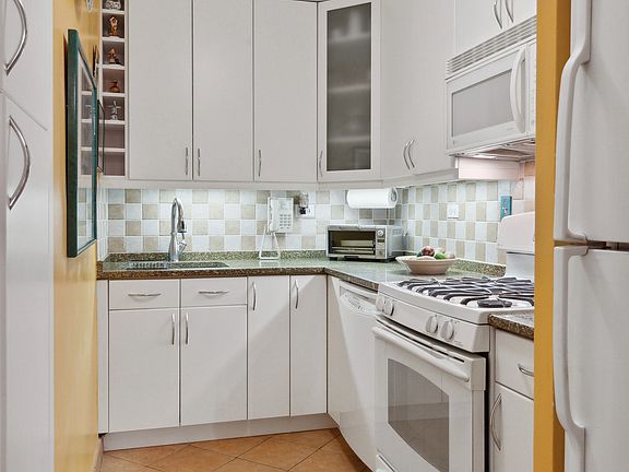 3rd image of 15 W 72nd St APT 2R