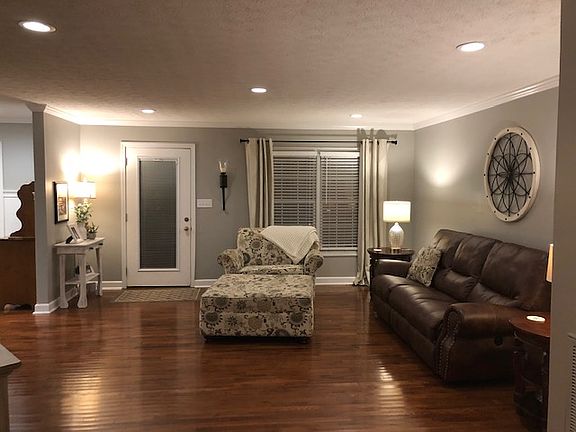5th image of 410 Green Valley Dr