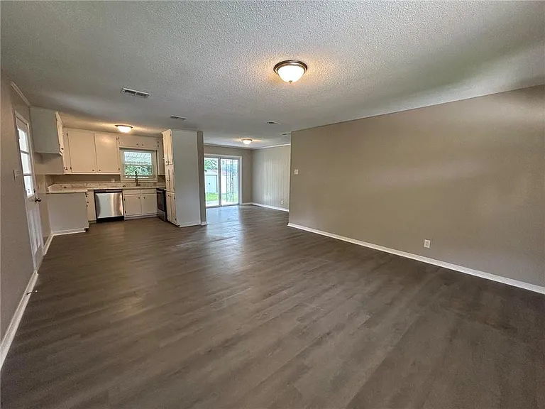 506 Seville Dr — Photo 6