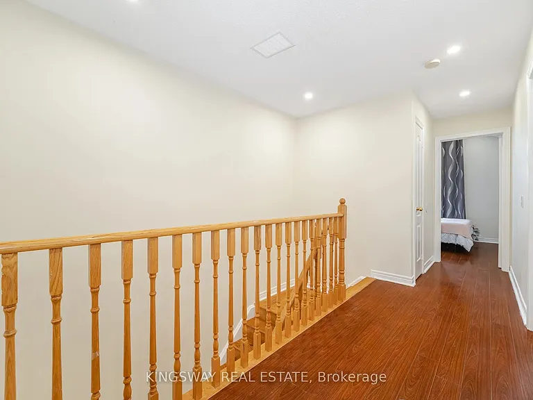 803 Khan Cres — Photo 30