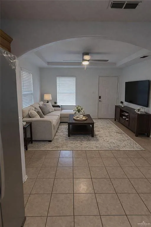 2 bed, 2.0 bath, 3780 sqft, $825 — Photo 2