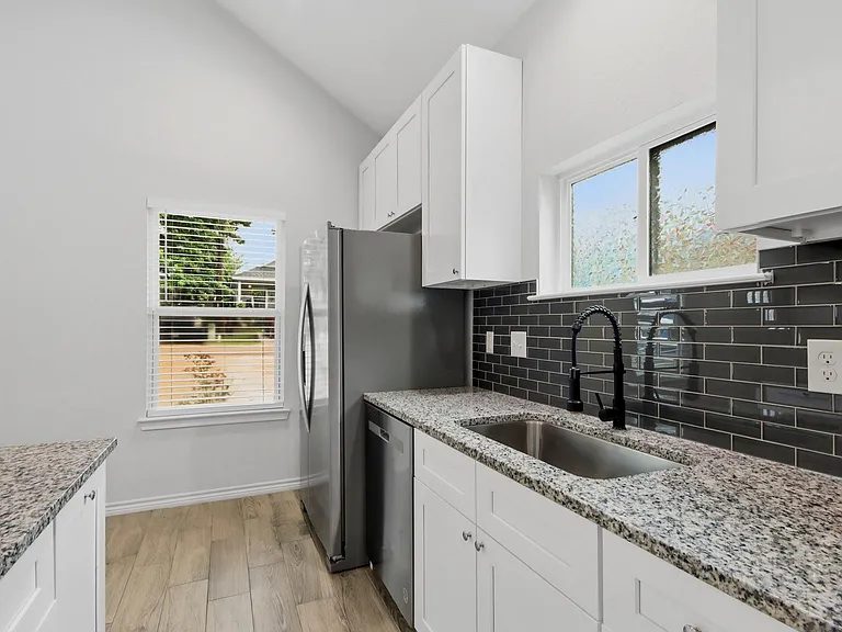 16902 Balmoral — Photo 9