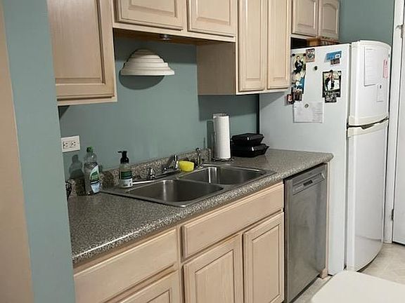 4th image of 392 Thornhill Ct #1B
