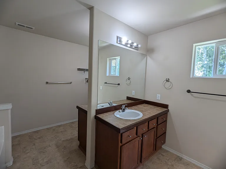 38 Dr SE — Photo 14