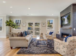 705 Hammond St #1B, Chestnut Hill, MA 02467