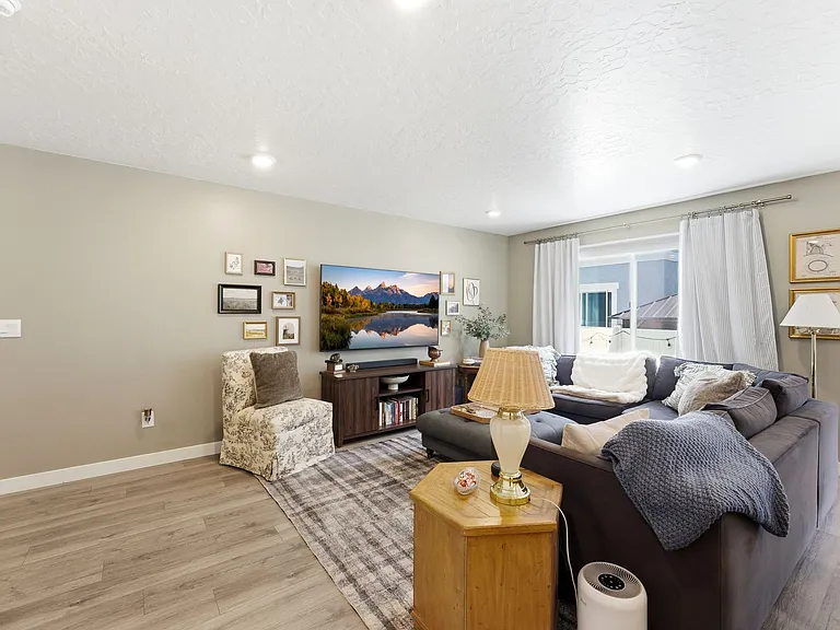 1113 E Jack Dr — Photo 3
