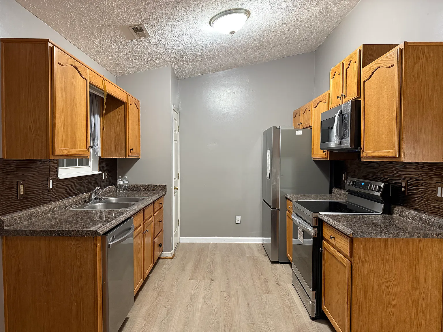 3 bed, 1328 sqft, $1,895 — Photo 2