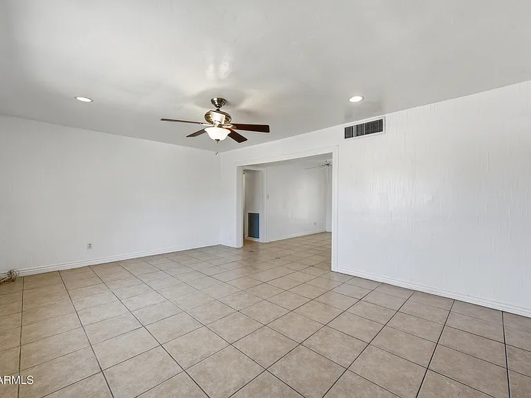 1031 E Vermont Ave — Photo 3