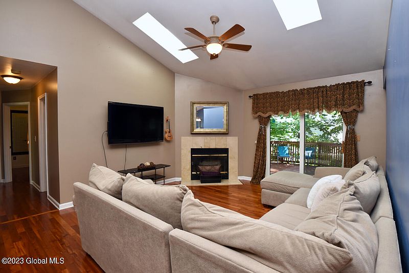 3rd image of 16 Ponderosa Drive