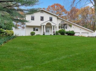 33 Carldon Ln, Hauppauge, NY 11788