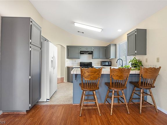 3rd image of 9821 Tehama Ct